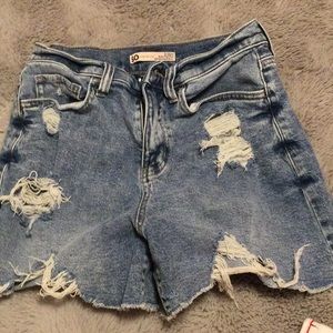 These are Jean shorts they are a 3–26W super high rise 90s boyfriend shorts